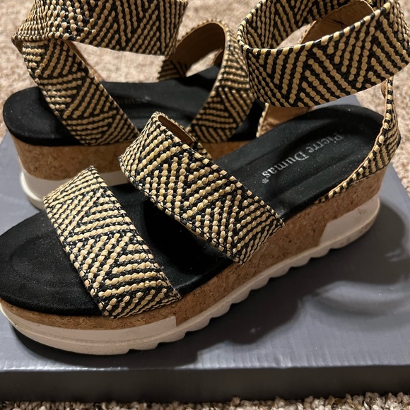 Sandals in GUC - Picture 2 of 4